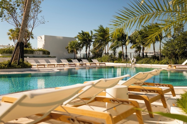 Piscina all'aperto, ombrelloni da piscina, lettini