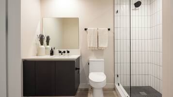 SĂšche-cheveux, serviettes fournies, savon, shampoing