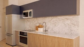 Standard Studio, 1 Queen Bed, River View | Private kitchen | Full-sized fridge, microwave, oven, stovetop
