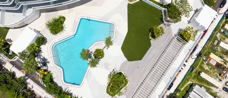 Piscine extérieure, parasols de plage, chaises longues
