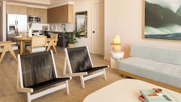 Apartamento premium, 2 quartos, vista para a cidade | Área de estar | TV de tela plana 50 polegadas com canais digitais