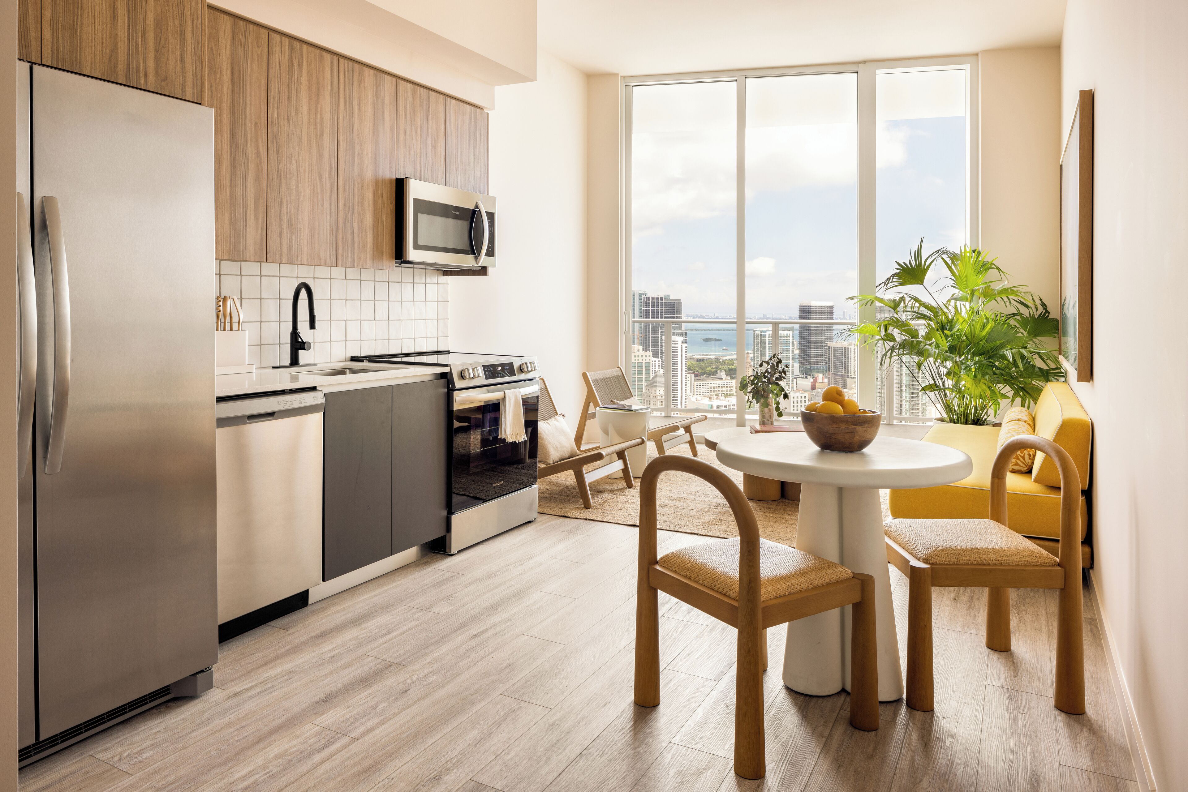 طراز فريد لكل وحدة ومكواة/لوح كي وواي فاي مجانًا وملاءات أسرّة