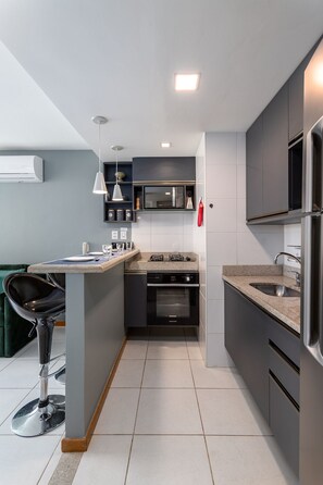 Microondas, horno, cafetera y tetera y utensilios de cocina