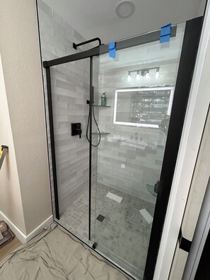 Regadera, secadora de cabello, toallas, jabón 