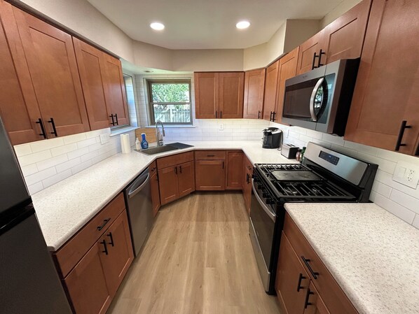 Microondas, horno, parrilla de estufa y lavavajillas 