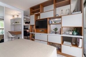 Iron/ironing board, bed sheets