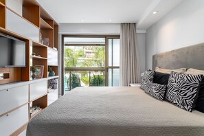 1 habitación, tabla de planchar con plancha y ropa de cama