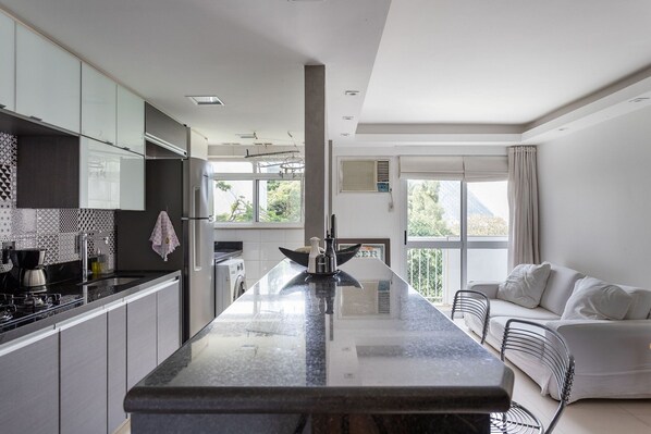 Fridge, microwave, oven, coffee/tea maker