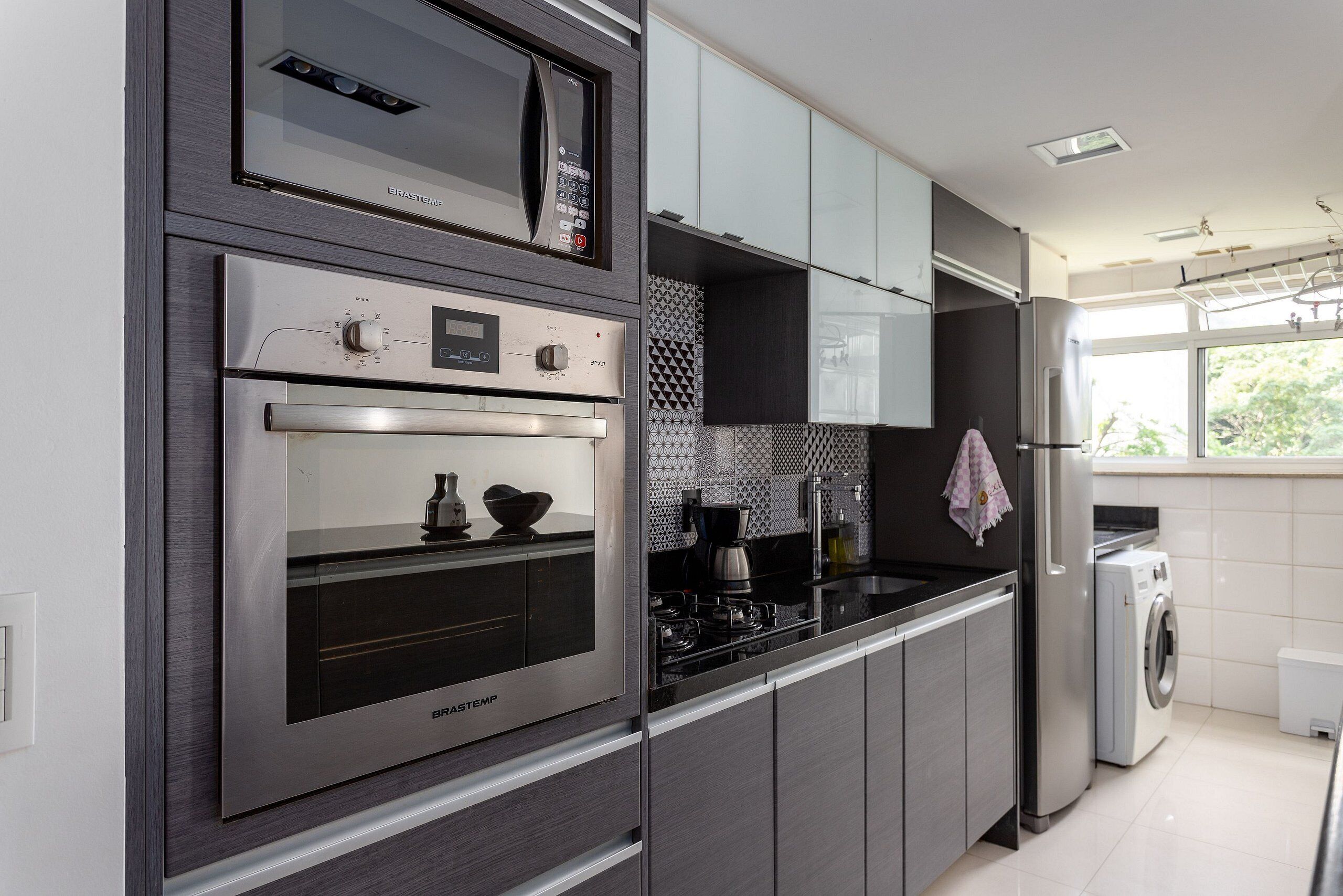 Refrigerador, microondas, horno y cafetera y tetera 