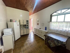 Refrigerador, microondas, horno y utensilios de cocina