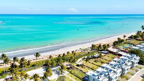 Um imóvel à beira-mar com piscina, acesso à praia e vista para o oceano.