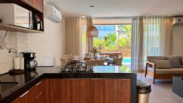 Geladeira, micro-ondas, fogão, cafeteira/chaleira