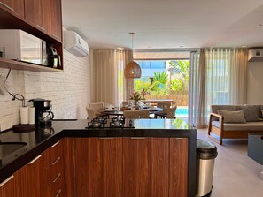 Kjøleskap, mikrobølgeovn, ovn og kaffetrakter/tekoker