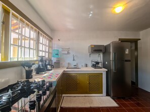 Refrigerador, microondas, horno y cafetera y tetera