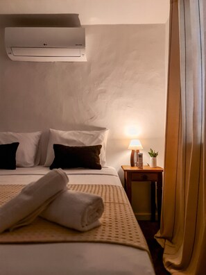 4 bedrooms, iron/ironing board, internet, bed sheets