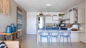 Kühlschrank, Mikrowelle, Ofen, Wasserkocher mit Kaffee-/Teezubehör