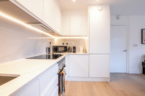 Microondas, horno, placa de cocina, lavavajillas