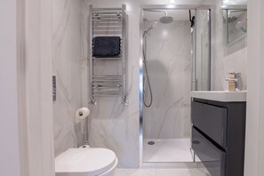 Dusche, Haartrockner, Handtücher, Seife