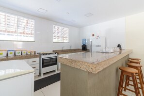 Four, cafetière/bouilloire, batterie de cuisine, vaisselle et ustensiles