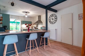Wasserkocher mit Kaffee-/Teezubehör, Kühlschrank, Mikrowelle, Ofen