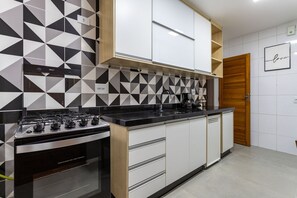 Refrigerador, microondas, horno y cafetera y tetera 