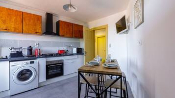 Refrigerador, microondas, horno y cafetera y tetera