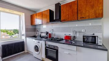 Refrigerador, microondas, horno y cafetera y tetera