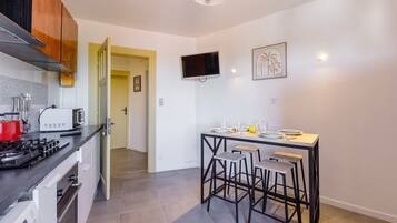 Een koelkast, een microgolfoven, een oven