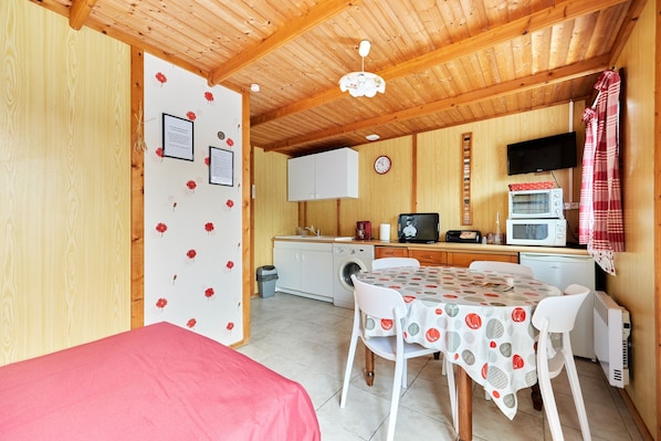 1 chambre, fer et planche à repasser, accès au Wi-Fi (inclus)