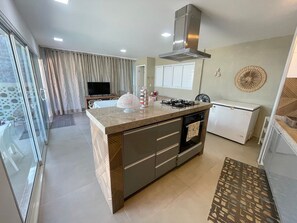 Een koelkast, een microgolfoven, een oven