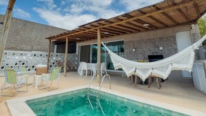 A swimming pool with a wooden pergola and a hammock. - Comfort, location, and unforgettable landscapes in Maragogi! (Maragogi)