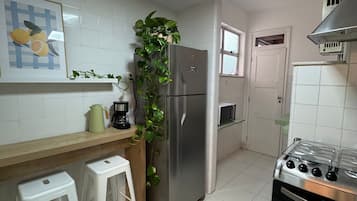 Réfrigérateur, micro-ondes, four, cafetiÚre/bouilloire