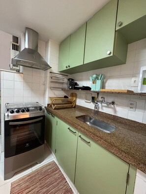 Fridge, microwave, oven, coffee/tea maker - Spacious 2-bedroom apartment just steps from Ipanema Beach (Rio de Janeiro)