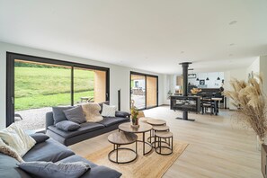 Televisión, chimenea, estéreo