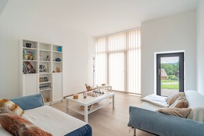 تلفزيون، مدفأة، ستيريو