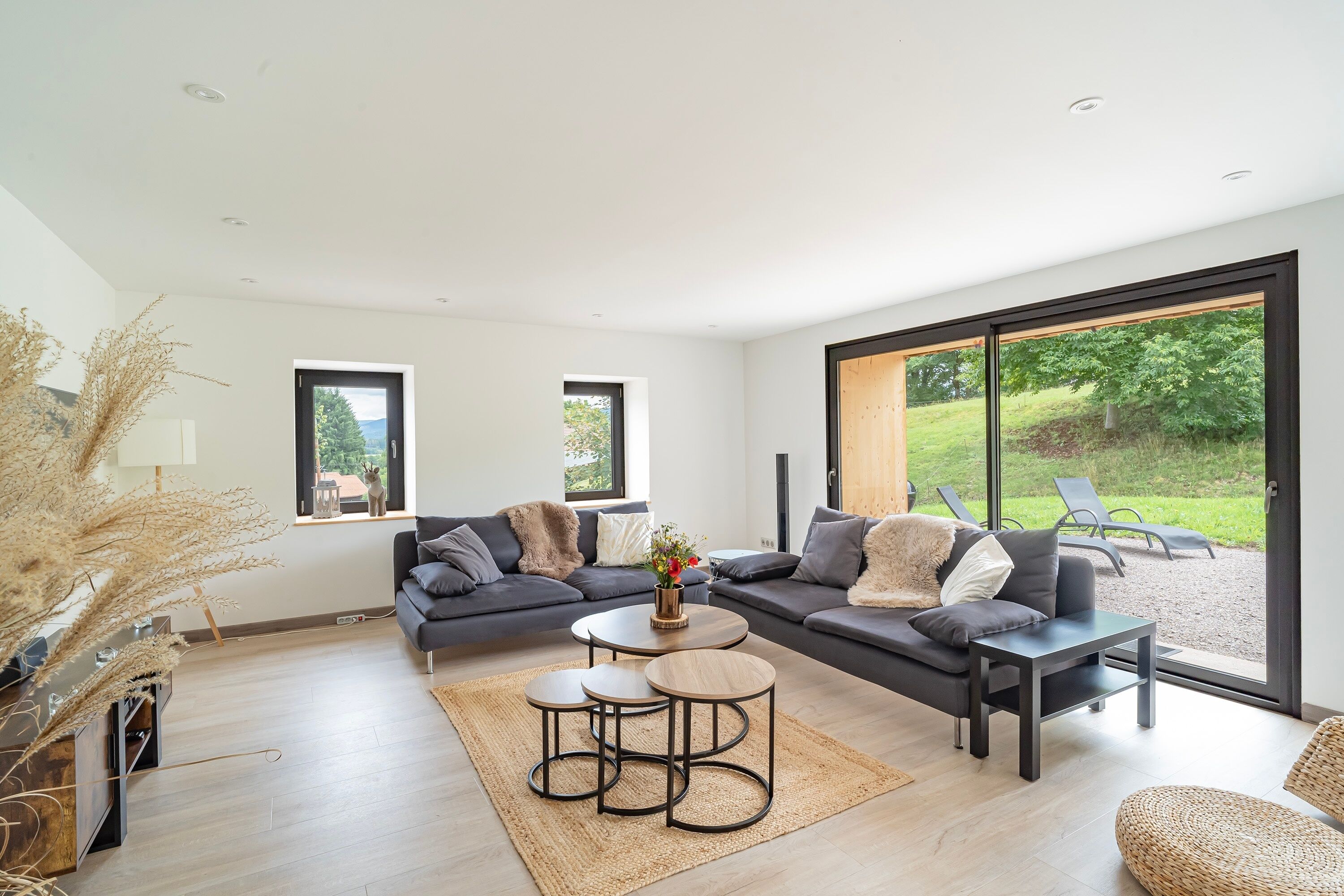 Télévision, cheminée, chaîne hi-fi