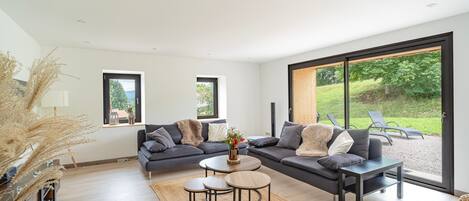 Télévision, cheminée, chaîne hi-fi