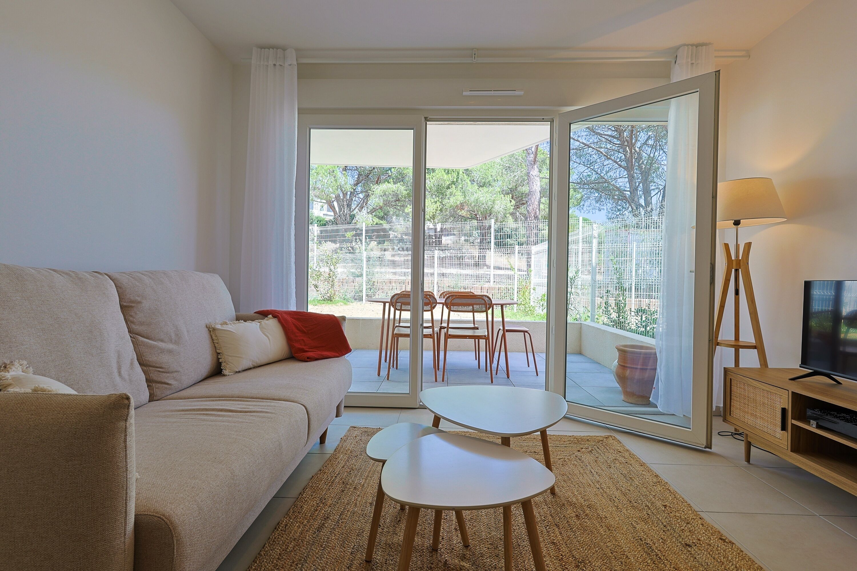 Een televisie en een dvd-speler