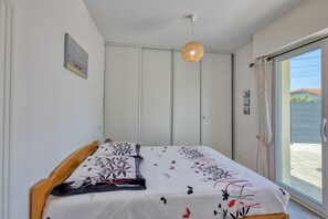 1 bedroom, bed sheets
