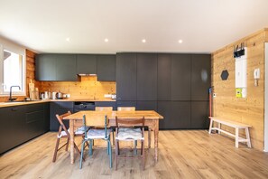 Fridge, oven, dishwasher, coffee/tea maker