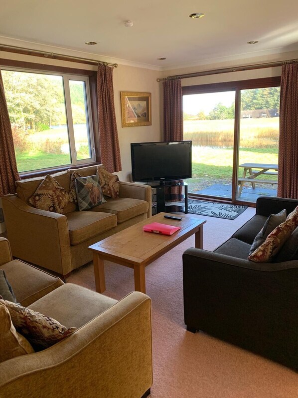 Living area - Lakeside Haven Cottage - Great Glen Waterpark (Invergarry)