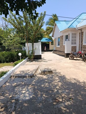 Property grounds - DZOMBO VIEW GARDENS HOTEL MENZAMWENYE (Dzombo)