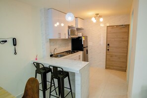 Fridge, microwave, coffee/tea maker, toaster - Cartagena Near Beach Center New Apartment! (Bolívar)