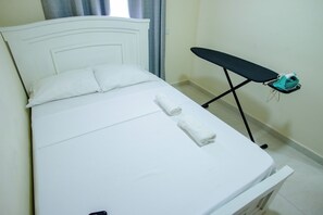 2 عدّة غرف نوم ومكواة/لوح كي وواي فاي مجانًا وملاءات أسرّة