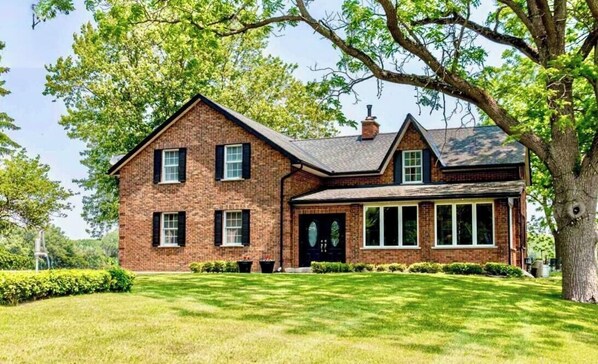 Exterior - Walnut Grove Estate is a spacious and cozy farmhouse with 50acres of privacy. (Port Rowan)