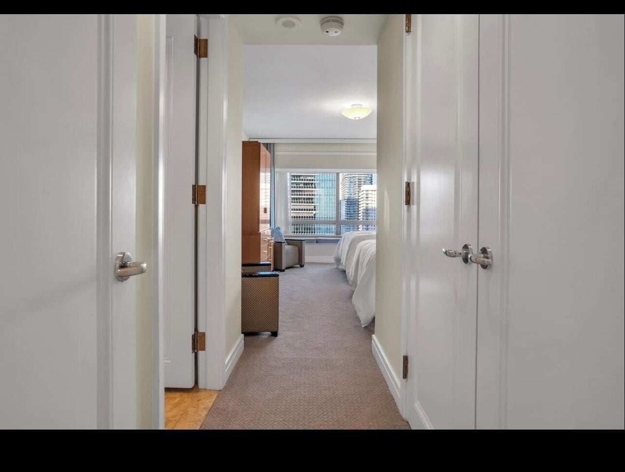 مكتب ومساحة عمل للكمبيوتر المحمول وستائر تعتيم وواي فاي مجانًا