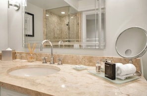 Suíte superluxo, vista parcial para o oceano | Banheiro | Produtos de toalete grátis, secador de cabelo, chinelos
