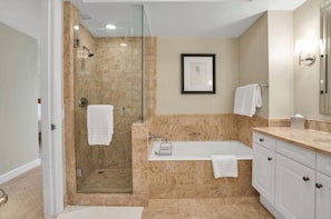 Suite luxueuse, vue partielle sur l'océan | Salle de bain | Articles de toilette (gratuits), séchoir à cheveux, pantoufles