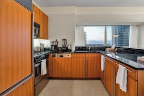Suite luxueuse, vue partielle sur l'océan | Cuisine privée | Réfrigérateur grande capacité avec congélateur, four à micro-ondes