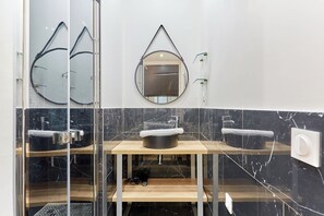 아파트 | 욕실 | 헤어드라이어, 타월, 비누, 샴푸